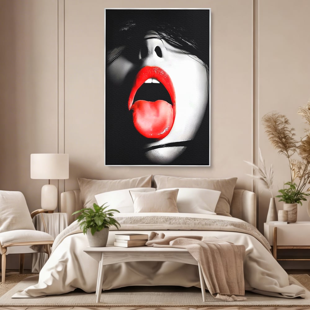 Tablou canvas cu tablou canvas cu buze si limba rosie, in rama de aluminiu argintiu, pe perete intr-un dormitor